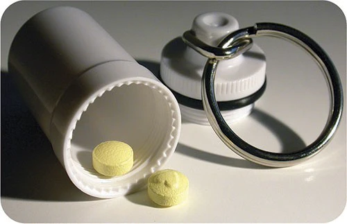 PILL TOTE KEY RING WHITE - Image 2