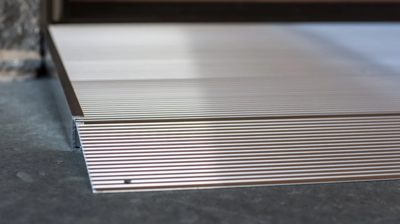 TRANSITIONS Angled Entry Ramp - Image 2